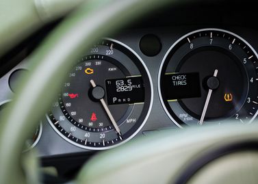 Aston Martin DBS ثانياً، كوبيه — لوحة العدادات