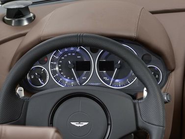 Aston Martin DBS ثانياً، قابلة للتحويل Volante — لوحة العدادات