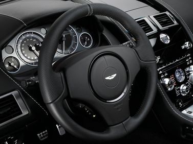 Aston Martin DBS ثانياً، كوبيه — عجلة القيادة