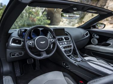 Aston Martin DBS ثالثاً، قابلة للتحويل — منطقة السائق