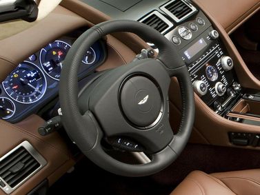 Aston Martin DBS ثانياً، قابلة للتحويل Volante — منطقة السائق