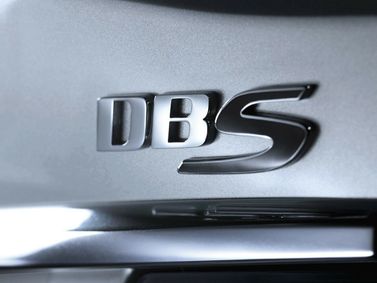 Aston Martin DBS ثانياً، كوبيه — شعار السيارة واسم الطراز