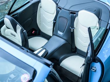 Aston Martin DBS ثالثاً، قابلة للتحويل — المقاعد الخلفية
