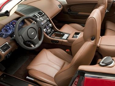 Aston Martin DBS ثانياً، قابلة للتحويل Volante — منطقة السائق