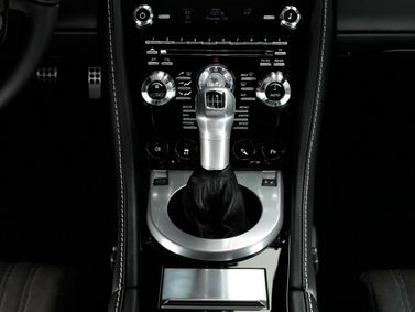Aston Martin DBS ثانياً، كوبيه — الكونسول الوسطي