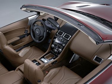 Aston Martin DBS ثانياً، قابلة للتحويل Volante — منطقة السائق