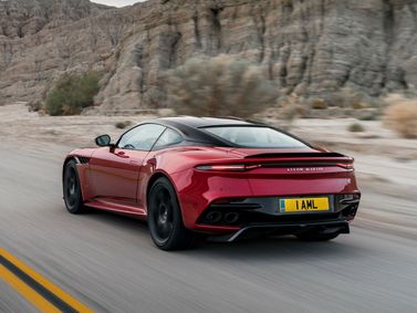 Aston Martin DBS ثالثاً، كوبيه — منظر خلفي أيمن