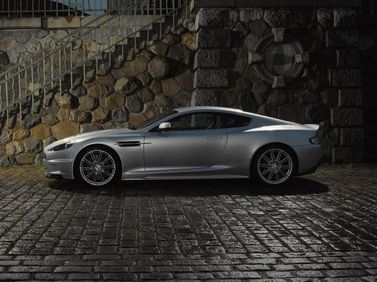 Aston Martin DBS ثانياً، كوبيه — منظر من الجانب الأيسر