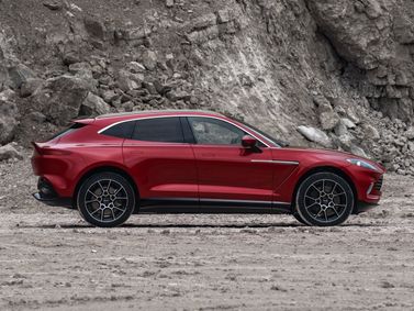 Aston Martin DBX I، دفع رباعي 5 أبواب — منظر من الجانب الأيمن