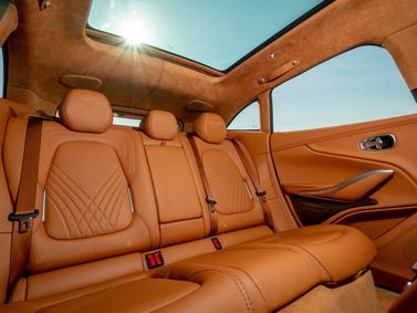 Aston Martin DBX I، دفع رباعي 5 أبواب — المقاعد الخلفية