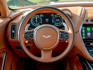 Aston Martin DBX I، دفع رباعي 5 أبواب — عجلة القيادة