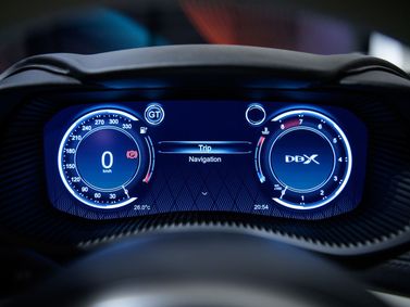 Aston Martin DBX I، دفع رباعي 5 أبواب — لوحة العدادات