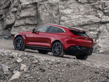 Aston Martin DBX I، دفع رباعي 5 أبواب — منظر خلفي أيمن