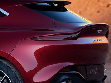 Aston Martin DBX I، دفع رباعي 5 أبواب — الجزء الخلفي من السيارة عن قرب