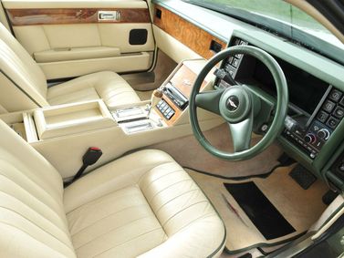 Aston Martin Lagonda، سيدان — منطقة السائق