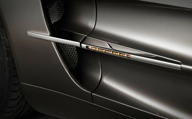 Aston Martin One-77، كوبيه — الجزء الأمامي من السيارة عن قرب