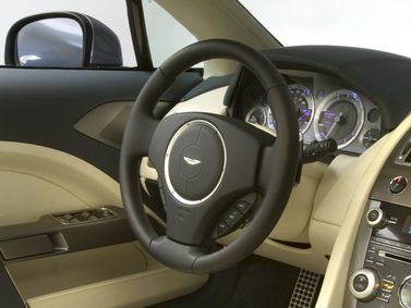 Aston Martin Rapide I، ليفتباك — عجلة القيادة