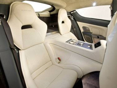 Aston Martin Rapide I، ليفتباك — المقاعد الخلفية