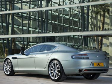 Aston Martin Rapide I، ليفتباك — منظر خلفي أيمن