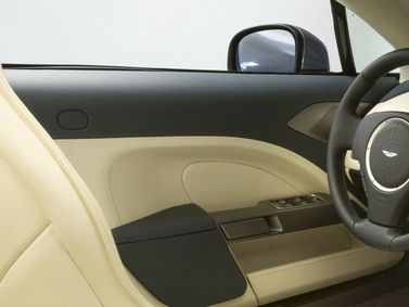 Aston Martin Rapide I، ليفتباك — تفصيل داخلي