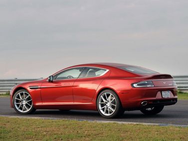 Aston Martin Rapide ط (ق)، ليفتباك — منظر خلفي أيمن