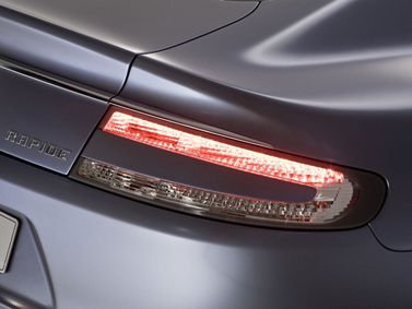 Aston Martin Rapide I، ليفتباك — المصباح الخلفي