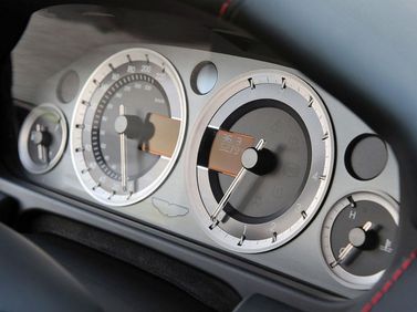 Aston Martin Rapide ط (ق)، ليفتباك — لوحة العدادات