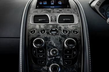 Aston Martin Vanquish ثانياً، كوبيه S — الكونسول الوسطي