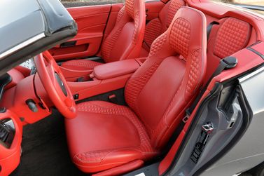 Aston Martin Vanquish ثانياً، رودستر Volante — المقاعد الأمامية