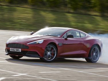 Aston Martin Vanquish ثانياً، كوبيه — منظر أمامي أيمن