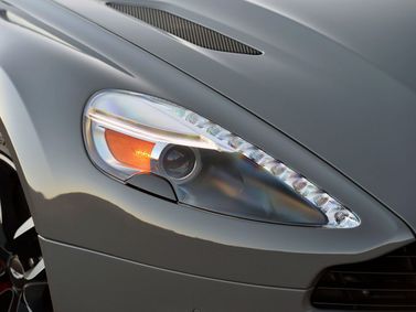 Aston Martin Vanquish ثانياً، رودستر Volante — المصباح الأمامي