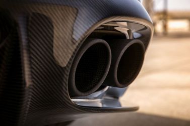 Aston Martin Vanquish ثانياً، رودستر Volante S — الجزء الخلفي من السيارة عن قرب
