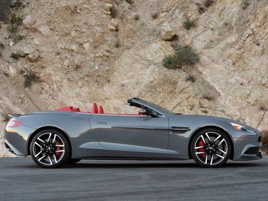 Aston Martin Vanquish ثانياً، رودستر Volante — منظر من الجانب الأيمن