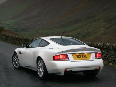 Aston Martin Vanquish I، كوبيه S — منظر خلفي أيمن