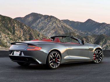 Aston Martin Vanquish ثانياً، رودستر Volante — منظر خلفي أيمن