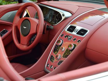 Aston Martin Vanquish ثانياً، رودستر Volante — منطقة السائق
