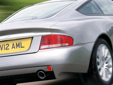 Aston Martin Vanquish I، كوبيه — منظر خلفي أيمن