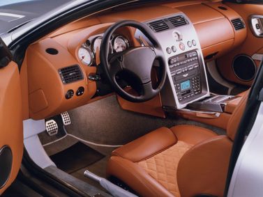 Aston Martin Vanquish I، كوبيه — منطقة السائق