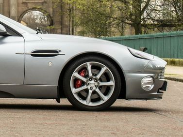 Aston Martin Vanquish I، كوبيه — منظر أمامي أيسر
