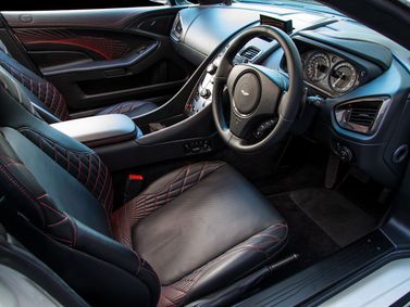 Aston Martin Vanquish ثانياً، كوبيه S — منطقة السائق