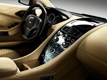Aston Martin Vanquish ثانياً، كوبيه — منطقة السائق