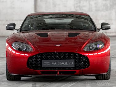 Aston Martin V12 Zagato، كوبيه — منظر أمامي