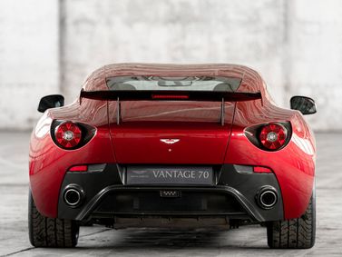 Aston Martin V12 Zagato، كوبيه — منظر خلفي