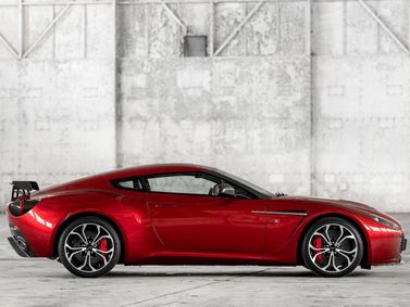 Aston Martin V12 Zagato، كوبيه — منظر من الجانب الأيسر