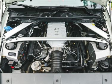 Aston Martin V8 Vantage ثالثاً فيس ليفت، كوبيه — حجرة المحرك