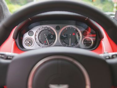 Aston Martin V8 Vantage ثالثاً فيس ليفت، كوبيه — لوحة العدادات
