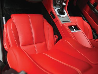 Aston Martin V8 Vantage ثالثاً فيس ليفت، كوبيه — المقاعد الأمامية