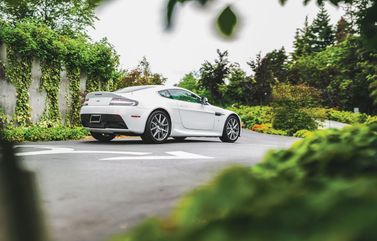 Aston Martin V8 Vantage ثالثاً فيس ليفت، كوبيه — منظر خلفي أيمن