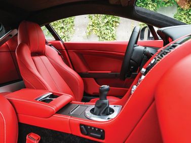 Aston Martin V8 Vantage ثالثاً فيس ليفت، كوبيه — منطقة السائق
