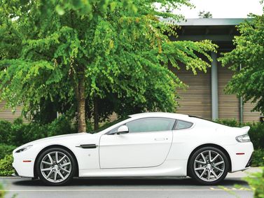 Aston Martin V8 Vantage ثالثاً فيس ليفت، كوبيه — منظر من الجانب الأيسر